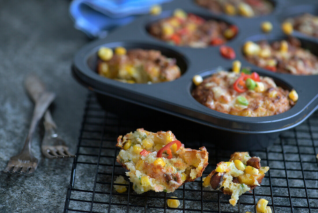 Herzhafte Muffins mit Cheddar, Chorizo und Mais