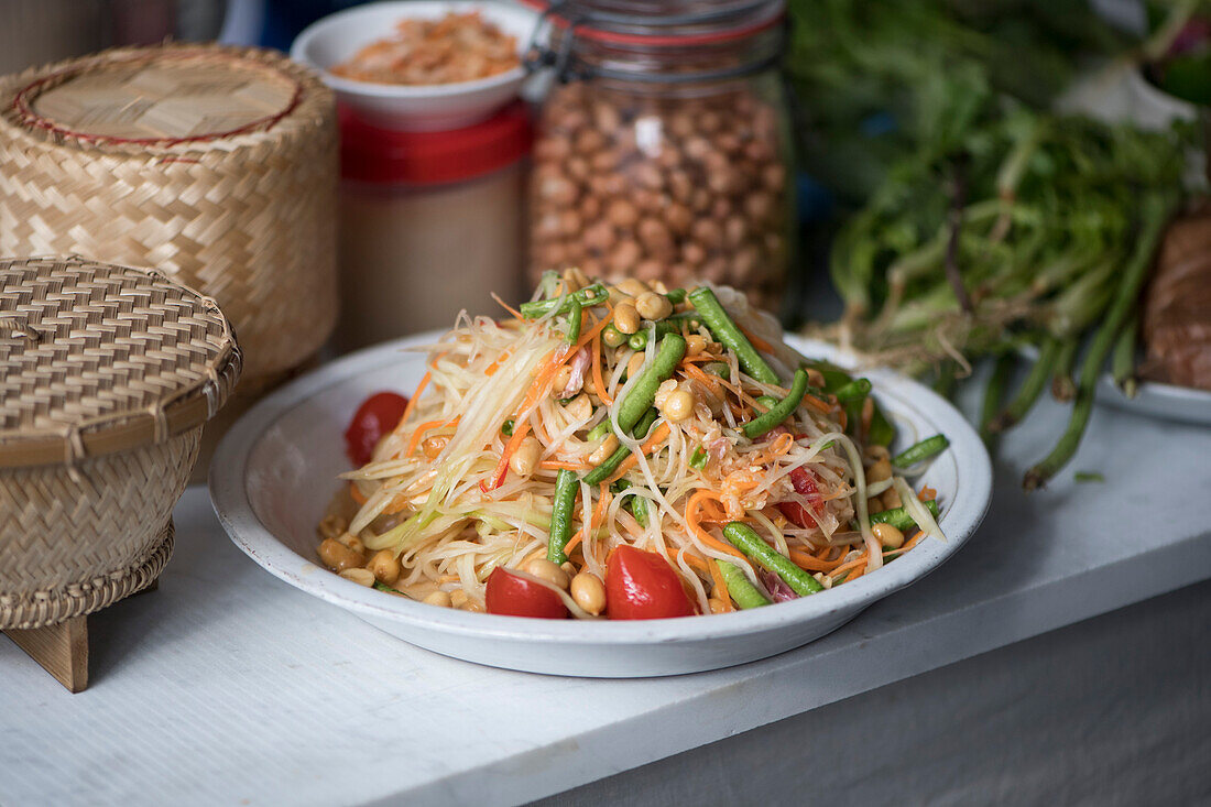 Som Tum (klassischer thailändischer Salat aus grüner, unreifer Papaya)