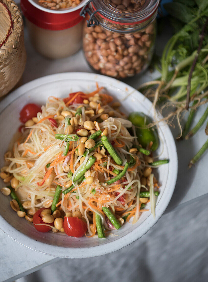 Som Tum (klassischer thailändischer Salat aus grüner, unreifer Papaya)