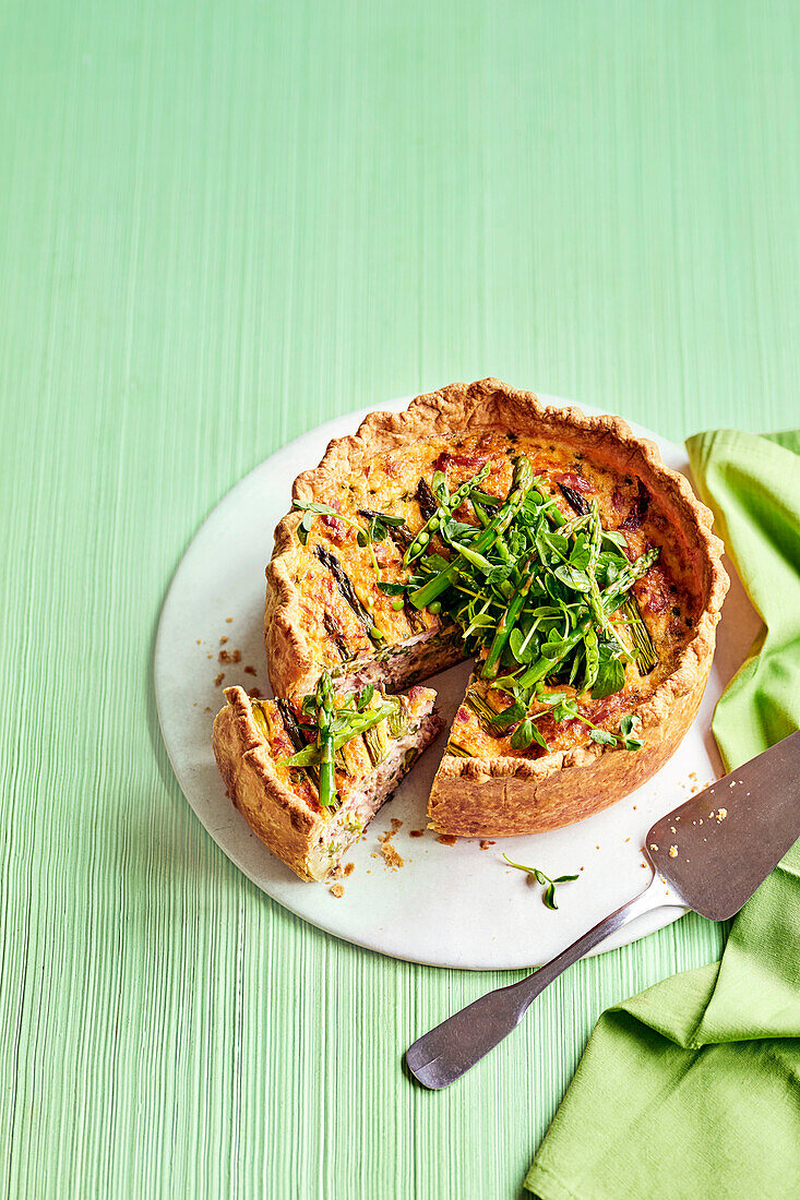 Quiche mit Schinken, Spargel und Erbsen