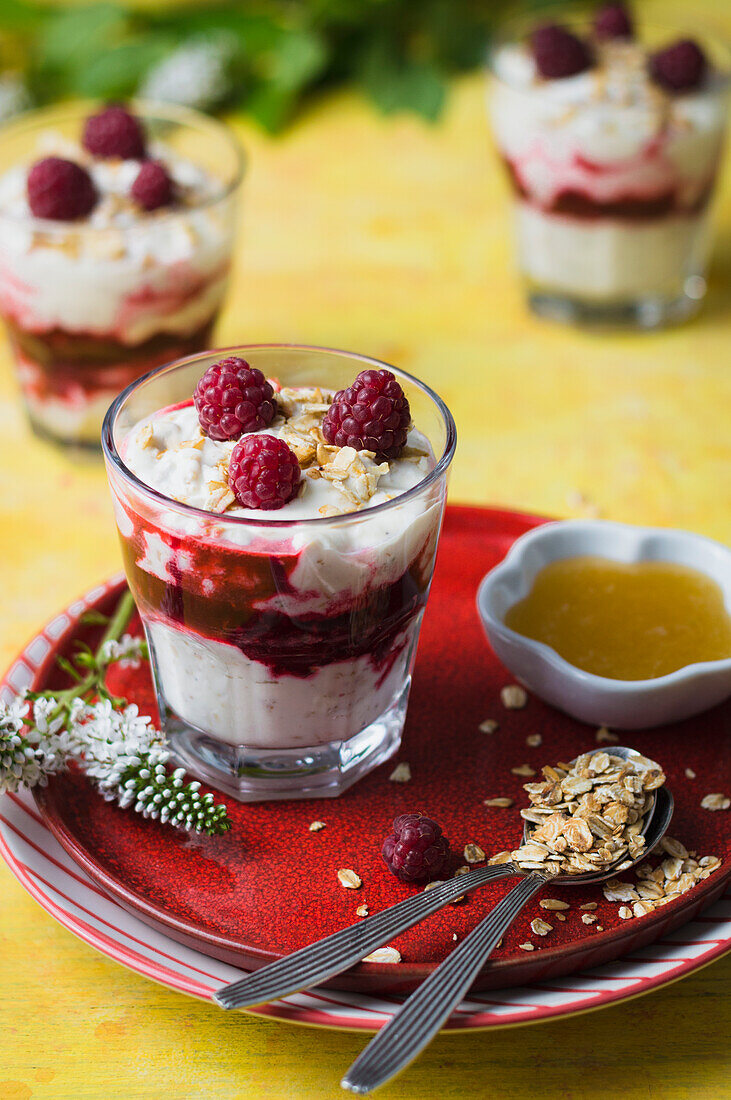 Frische Himbeeren mit Schlagsahne, Honig und geröstetem Hafer (Cranachan)