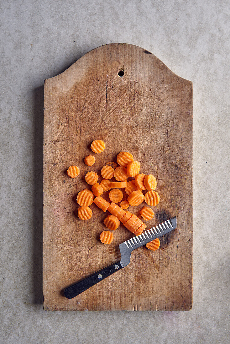 Carrots sliced with the crinkle cut knife