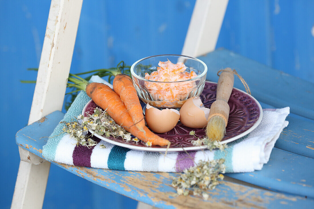 Gänseblümchenmaske mit Eiweiß und Karotten