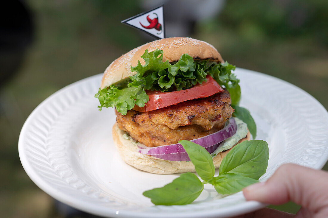 Hot Chicken Burger mit Basilikum-Dressing