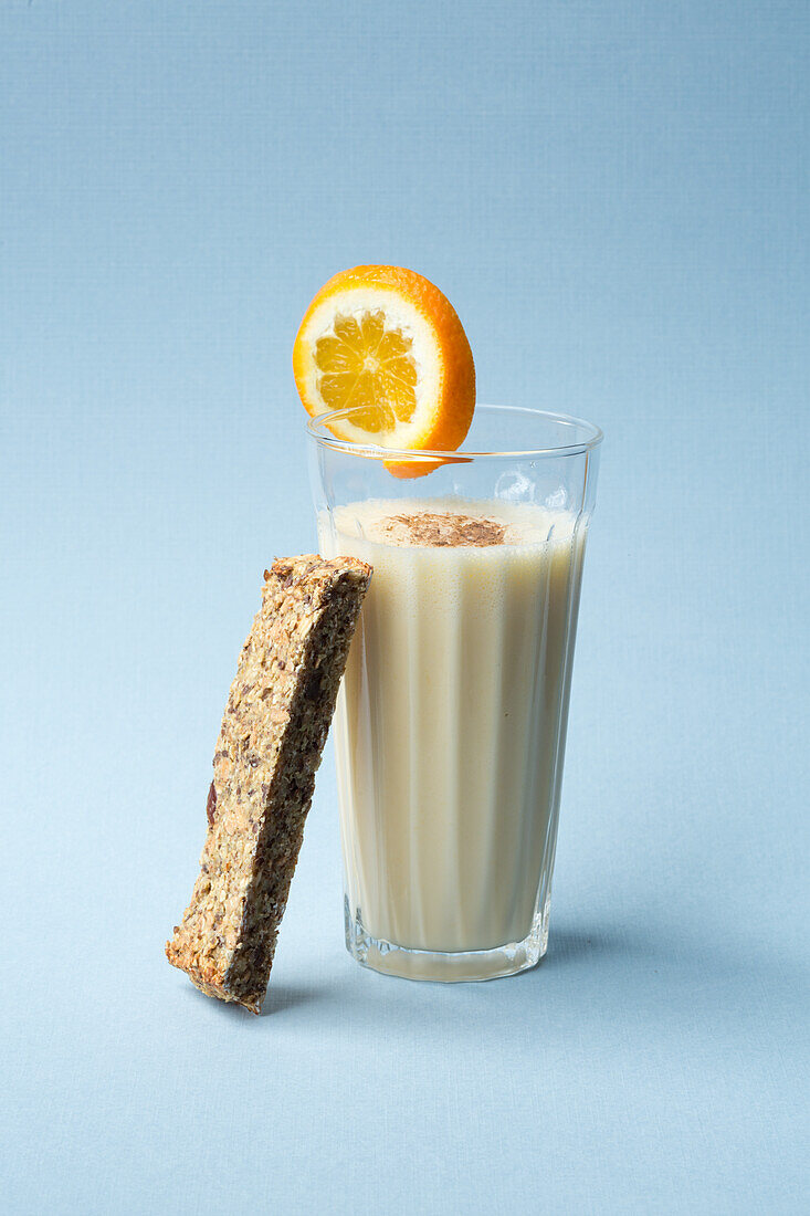 Orangen-Milchshake mit Proteinriegel