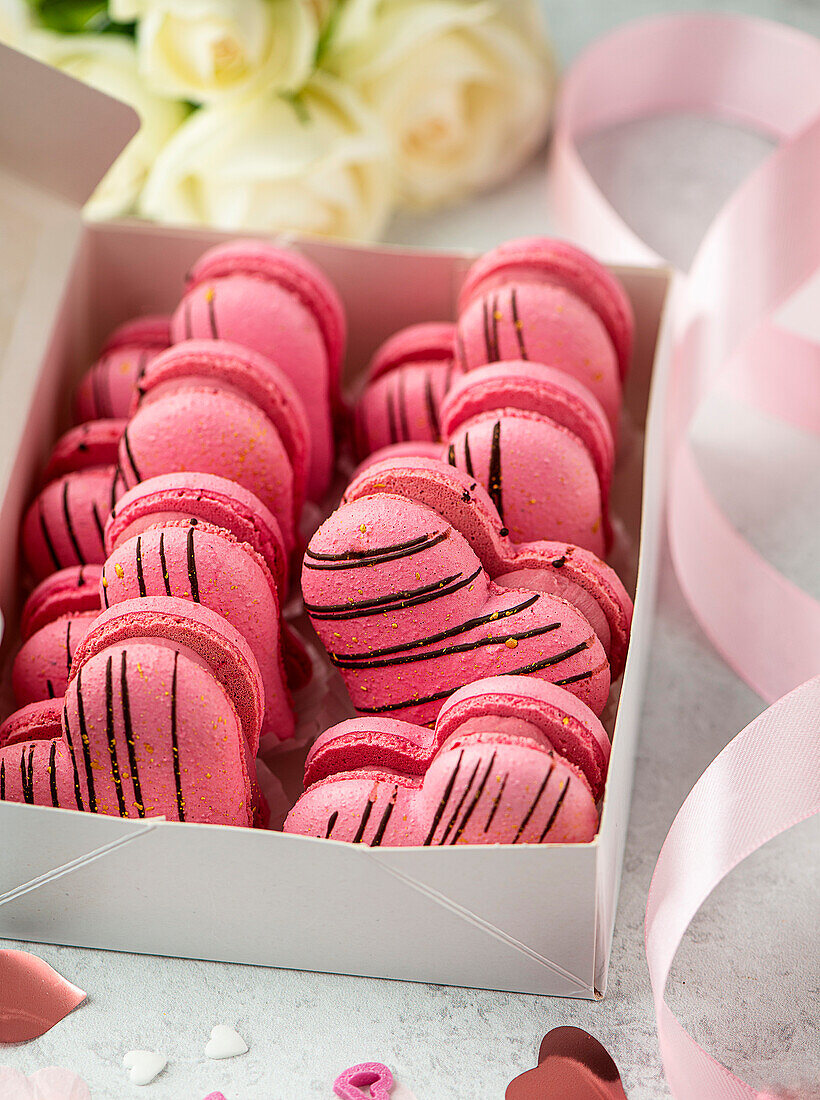 Himbeer-Macarons in Herzform zum Valentinstag