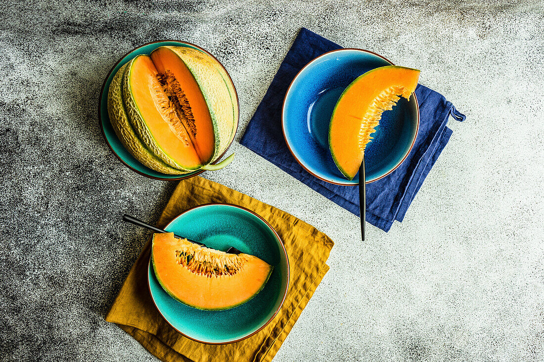 Cantaloupe-Melonenspalten auf Keramiktellern