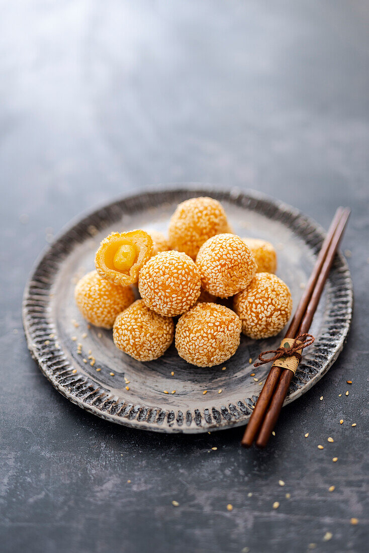 Bánh Rán (Vietnamesische, süße Reisteigbällchen mit Sesam und Bohnenfüllung)