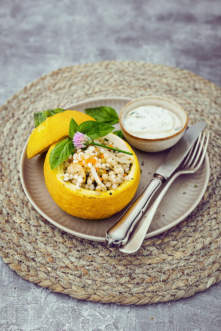 Gefüllte runde Zucchini mit Couscous-Perlen und Minzjoghurt (vegetarisch)