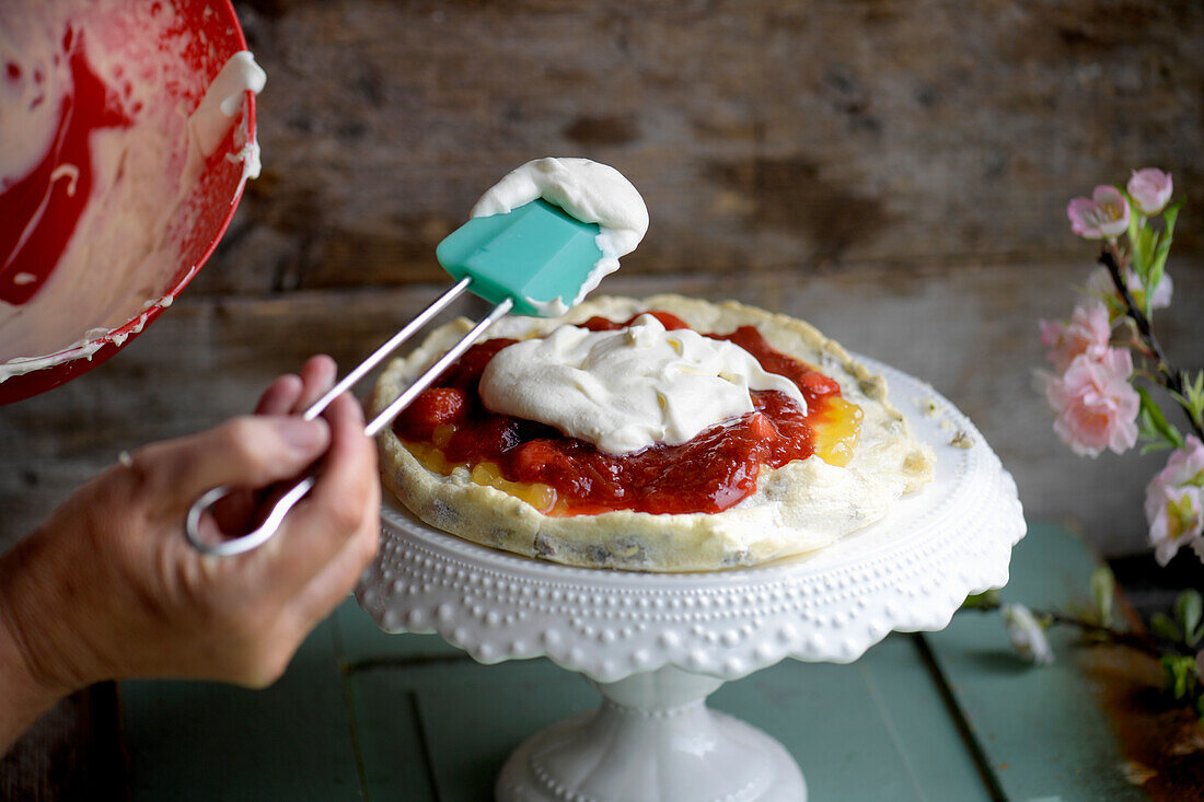 Pistazien-Pavlova mit Rhabarbercreme und Beeren