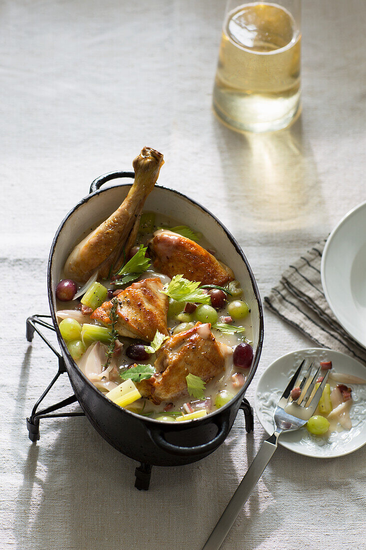 Coq au vin mit Weintrauben