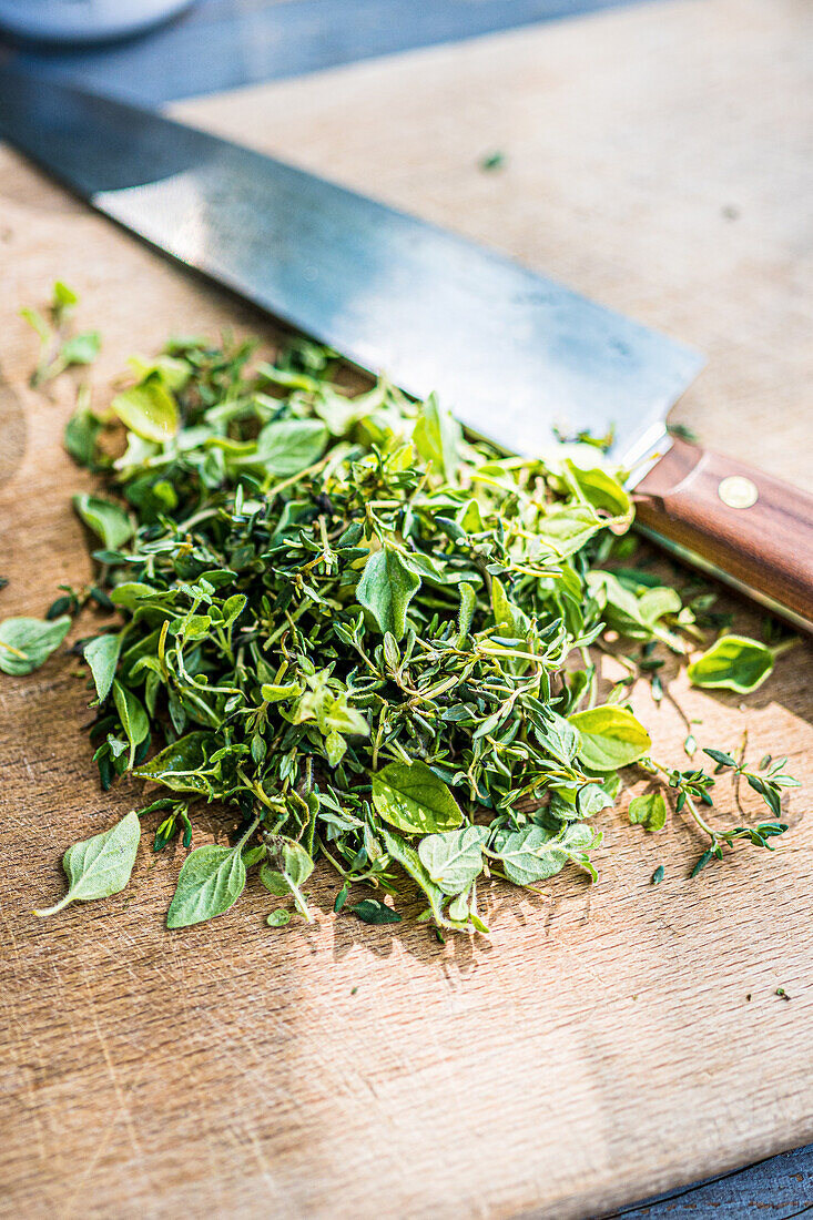 Frische Kräuter (Zutaten für Chimichurri) auf Gartentisch