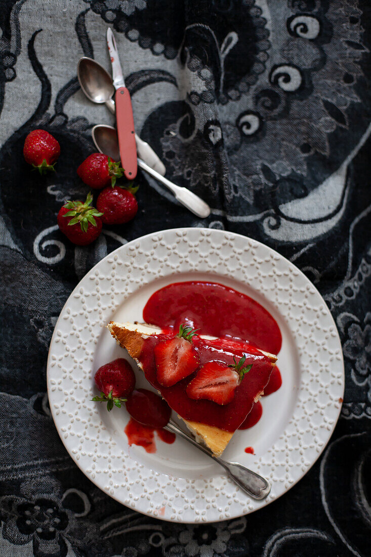 Ein Stück Käsekuchen mit Erdbeermus