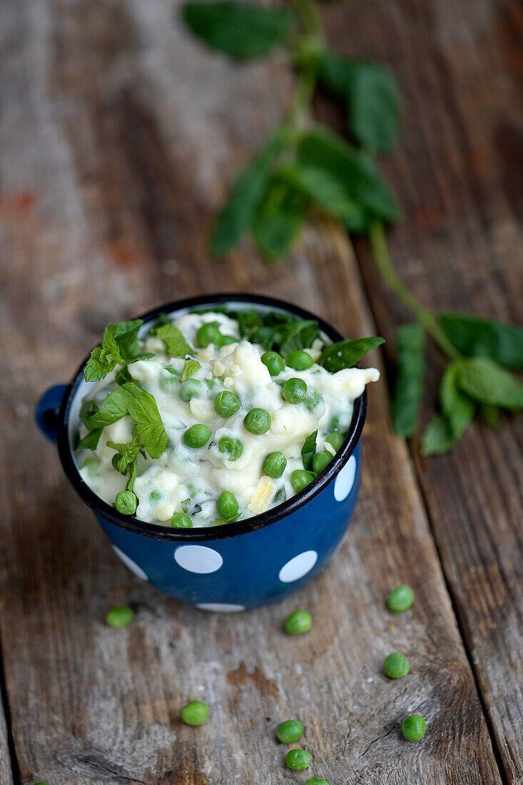 Mashed potatoes with peas and basil