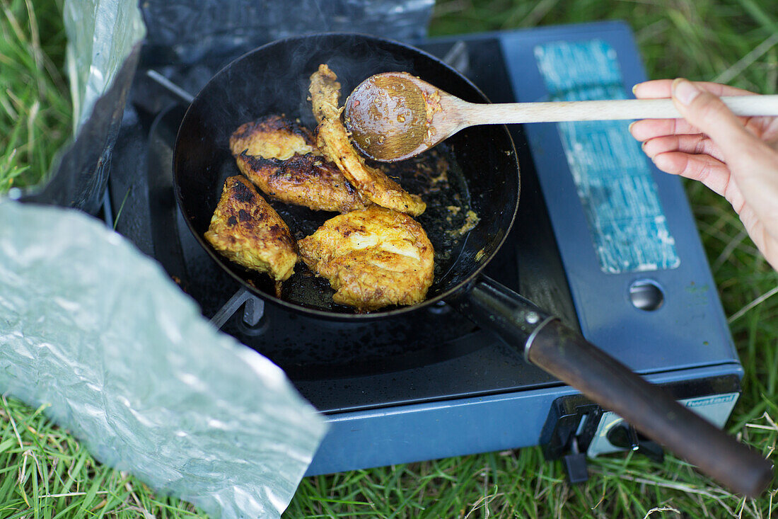 Hähnchen auf dem Campingkocher braten