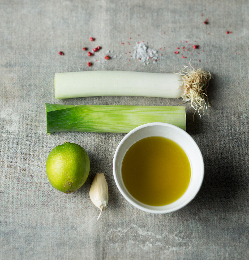 Zutaten für veganen Lauch in Olivenöl und Limette