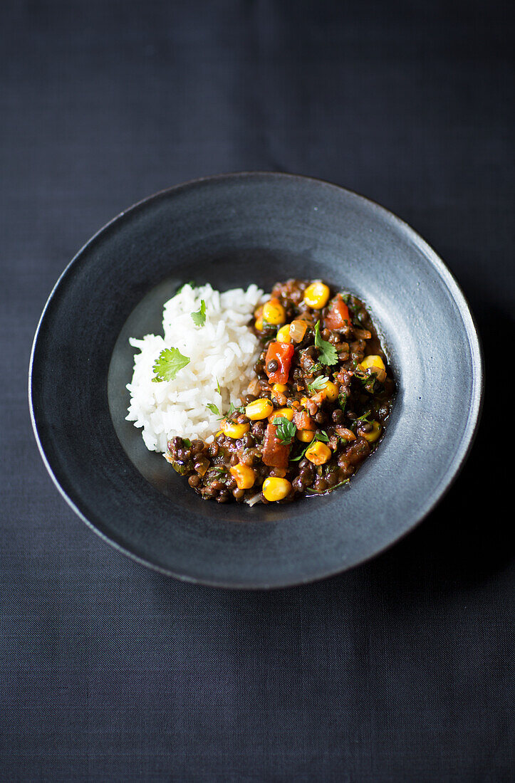 Vegane Belugalinsen-Bolognese mit Mais