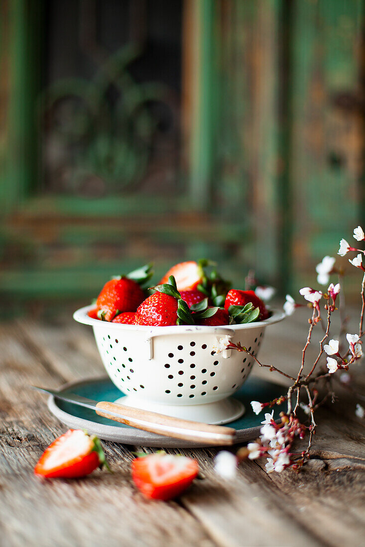 Frische Erdbeeren in Vintage-Sieb