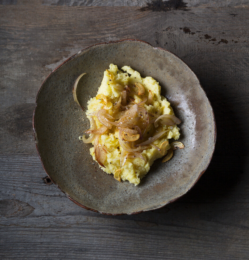 Mashed potatoes with caramelized onions (vegan)