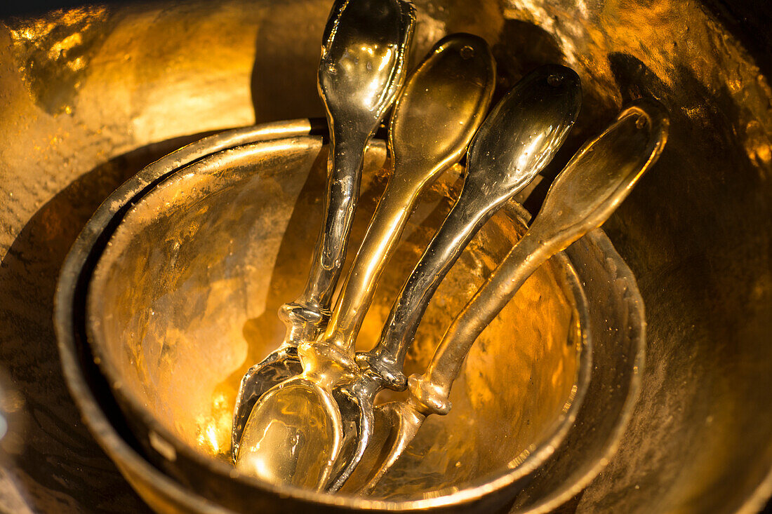 Golden cutlery and ceramic dishes