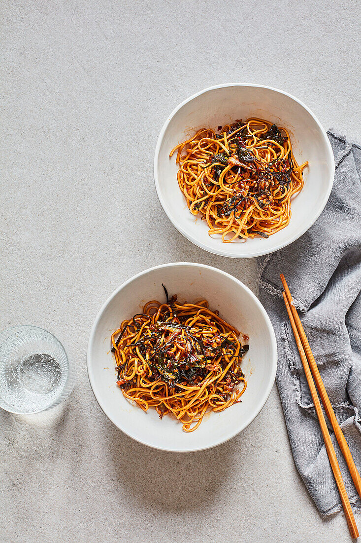 Nudeln mit Frühlingszwiebeln und Knoblauch (Asien)