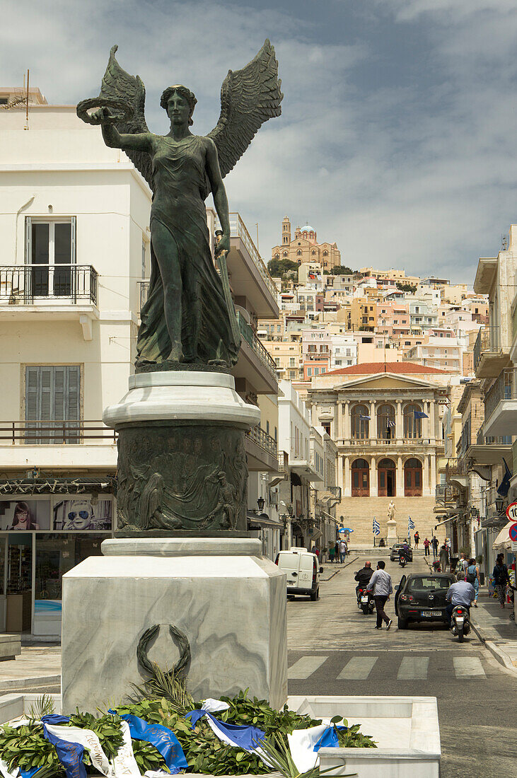 Statue in der Stadt, Ermoupoli, Insel Syros, Kykladen, Ägäis, Griechenland