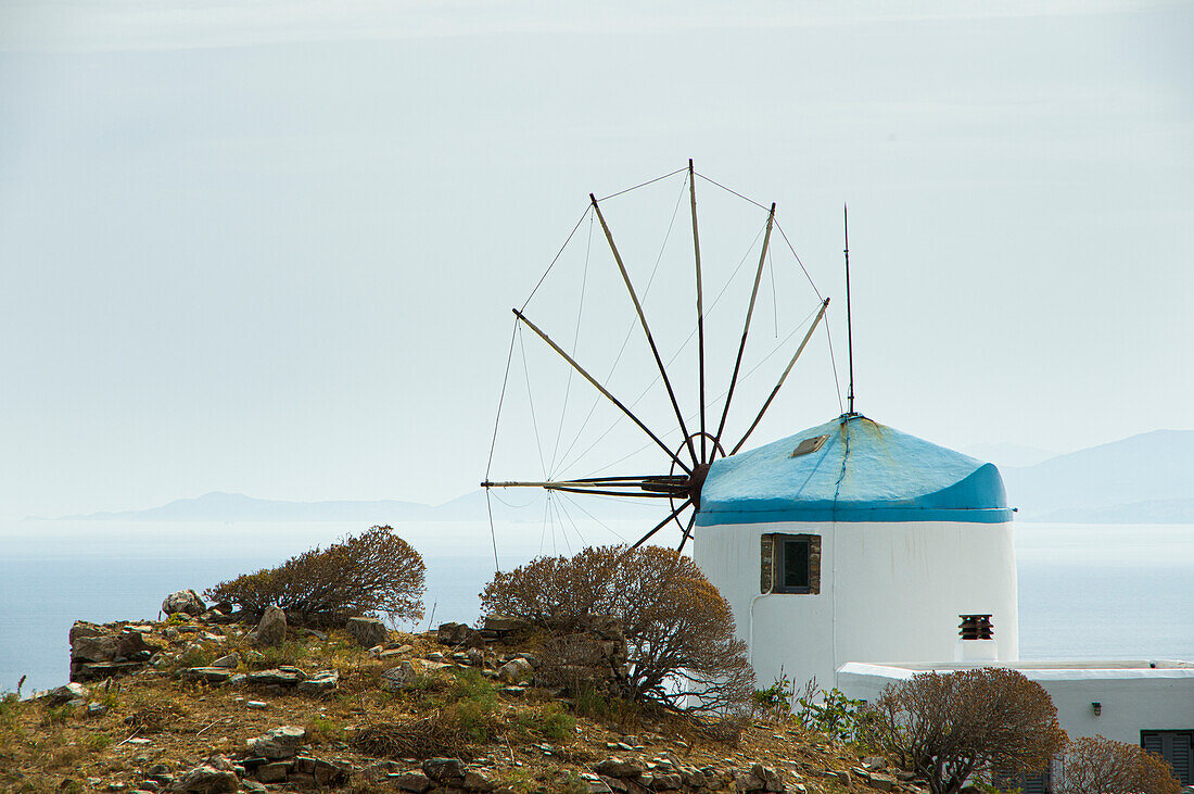 Windmühle auf Bergkuppe, bei Artemonas, Insel Sifnos, Kykladen, Ägäis, Griechenland