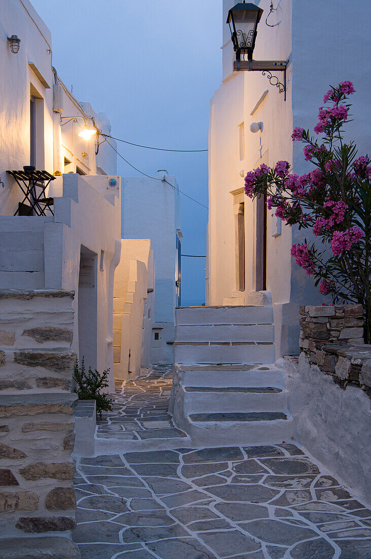 Typische Häuserzeile am Abend, Plaka, Insel Milos, Kykladen, Ägäis, Griechenland