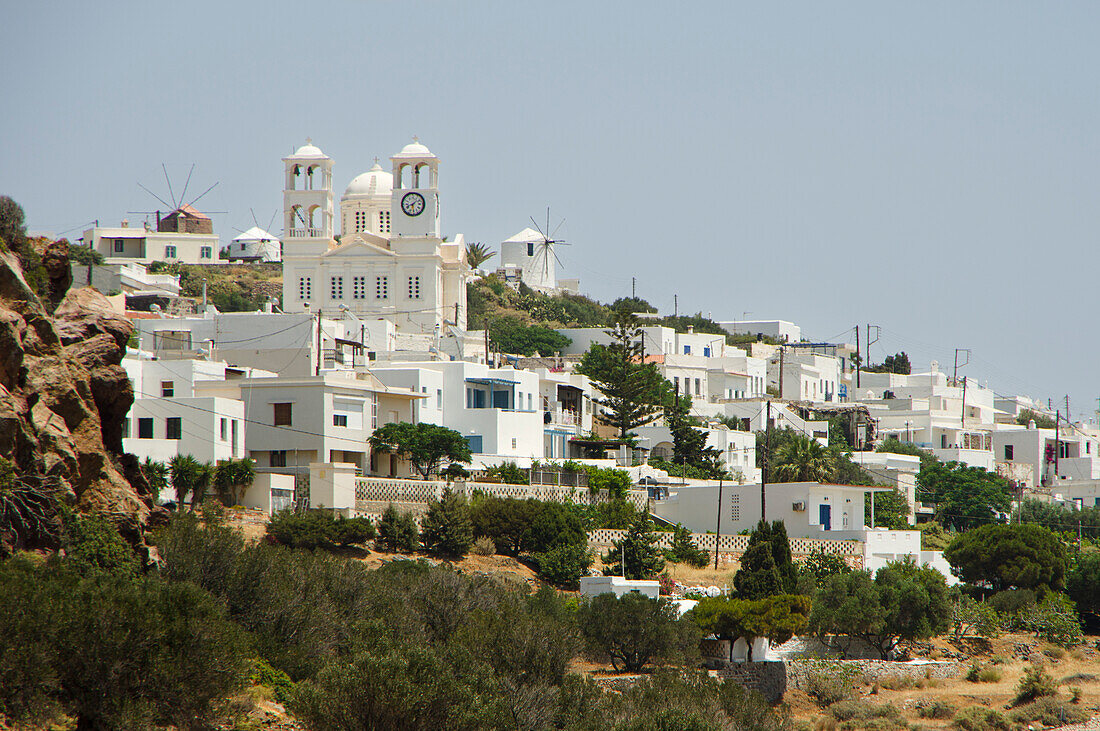 Blick auf weißes Bergdorf Plaka, Insel Milos, Kykladen, Ägäis, Griechenland