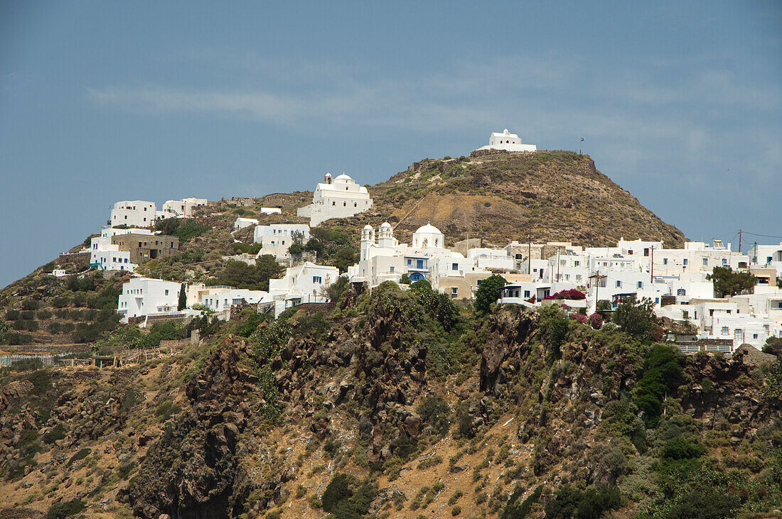 Blick auf weißes Bergdorf Plaka, Insel Milos, Kykladen, Ägäis, Griechenland