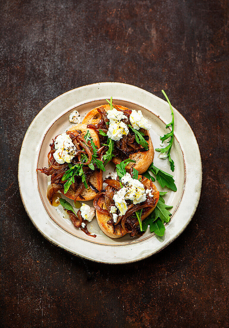 Crostinis mit Zwiebelmarmelade und Ziegenkäse