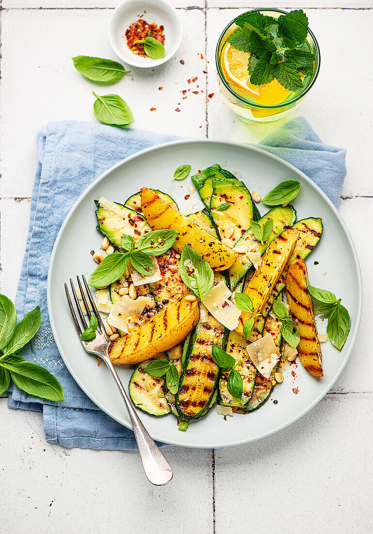 Gegrillte Zucchini und Kartoffeln