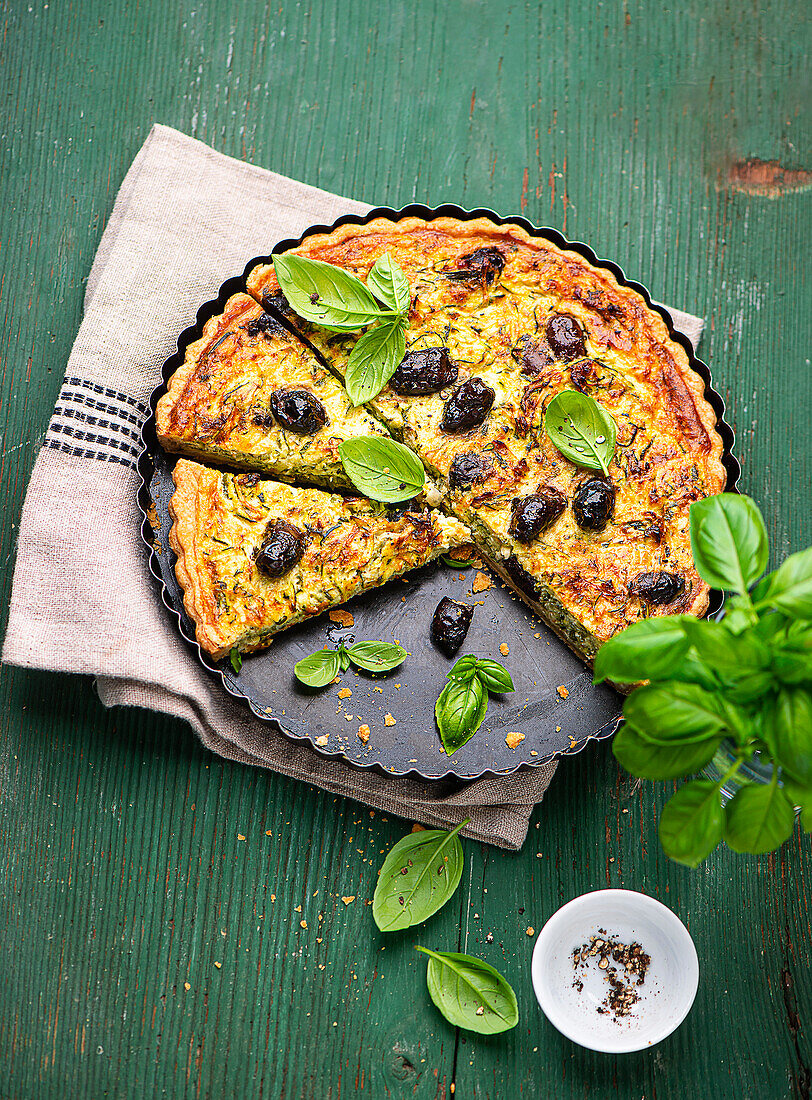 Zucchini-Quiche mit Oliven