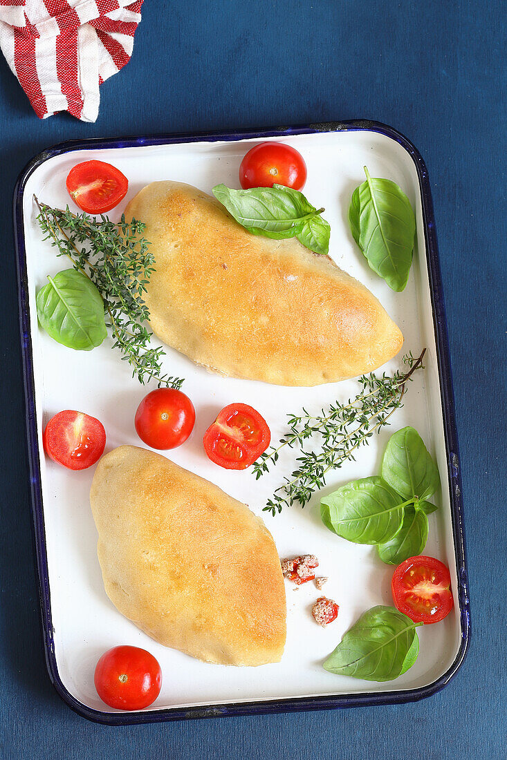 Calzoni aus Brioche-Teig mit Ricotta und Tomaten