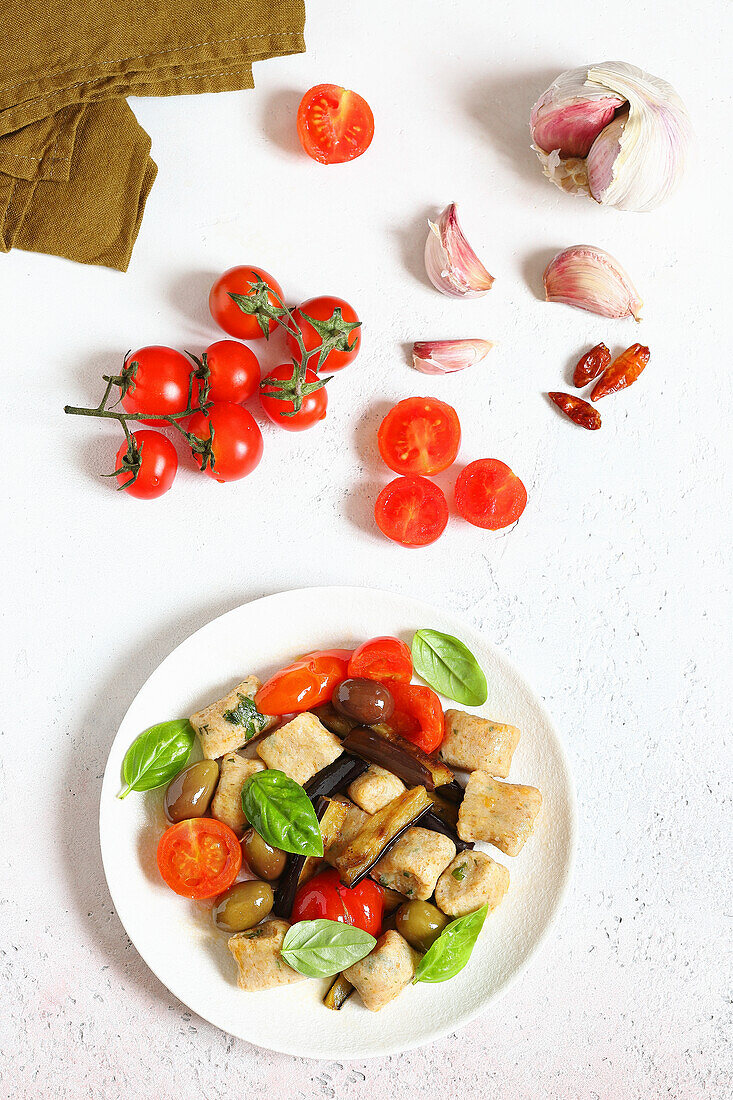 Ricotta-Gnocchi mit Tomaten, Auberginen und Oliven