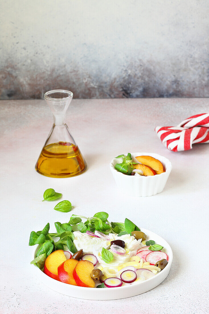 Lamb's lettuce with mozzarella and peaches