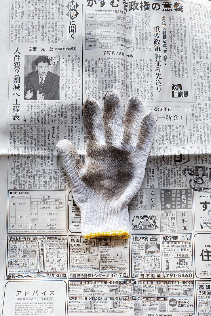 Arbeitshandschuh auf Zeitungspapier (Japan)