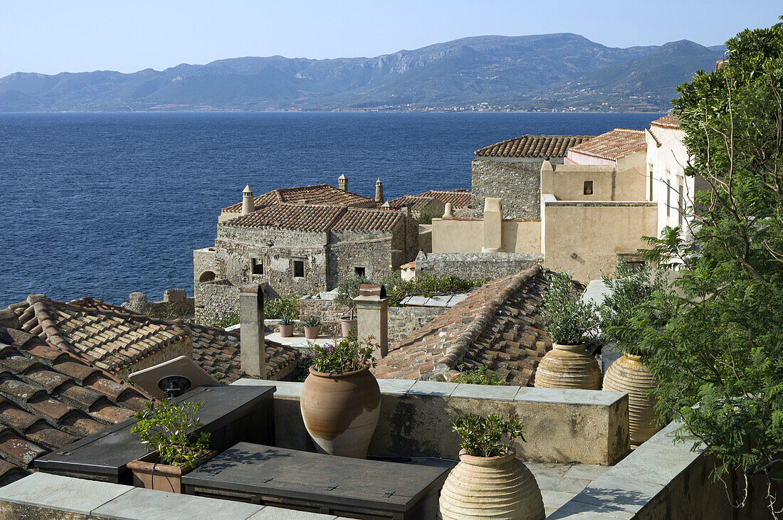 Über den Dächern mit Blick zum Meer, Monemvasia, Lakonien, Peloponnes, Griechenland