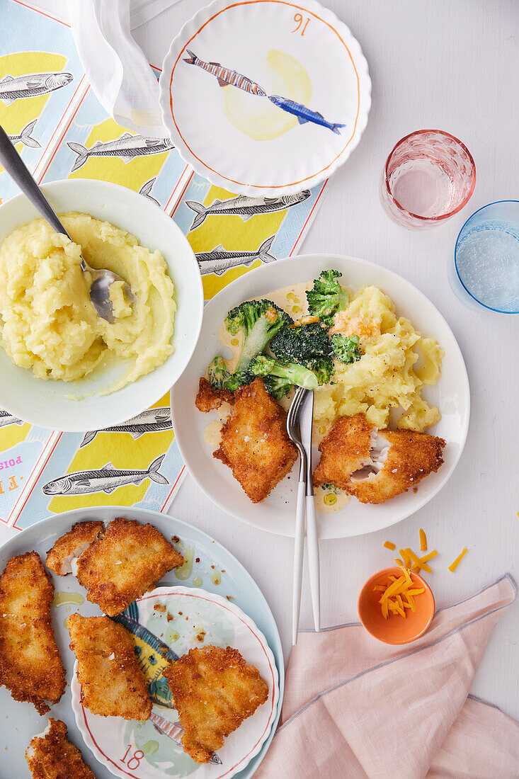 In Panko gebratener Kabeljau mit Cheddar-Brokkoli