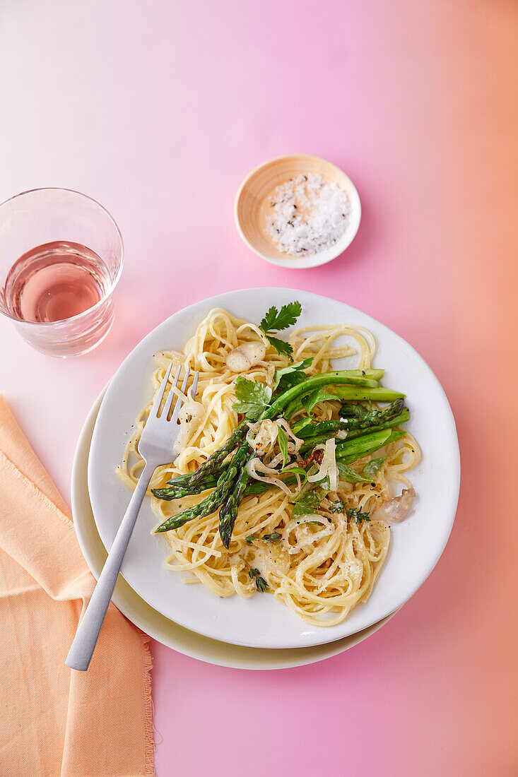 Linguine 'Carbonara' topped with roasted green asparagus