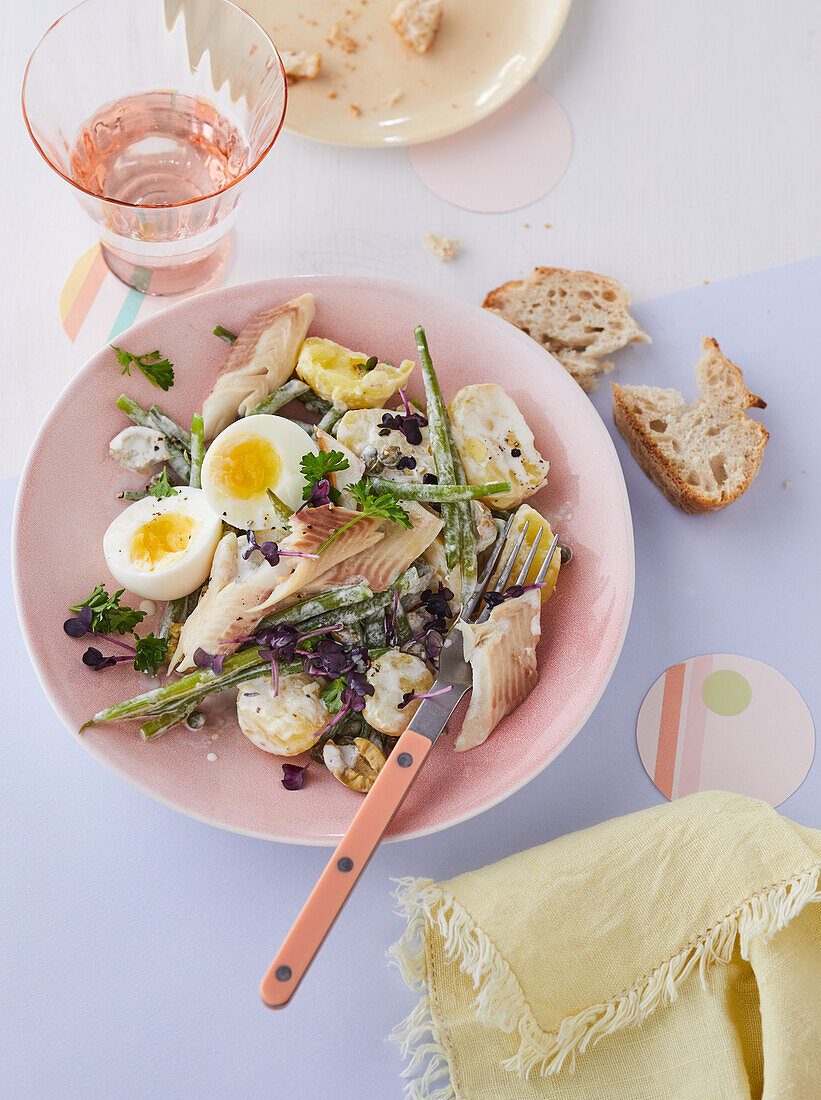 Salade Nicoise mit Räucherforelle und hartgekochten Eiern