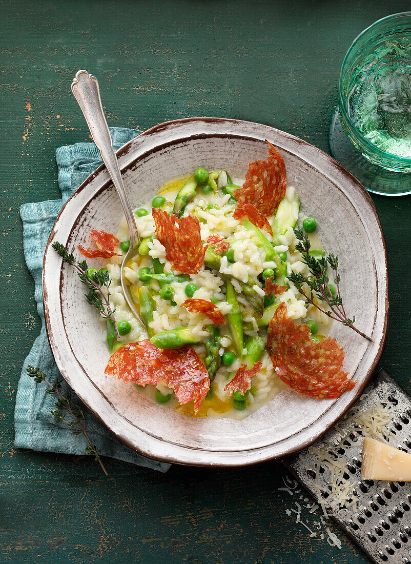 Risotto 'verde' with green asparagus, peas and salami chips