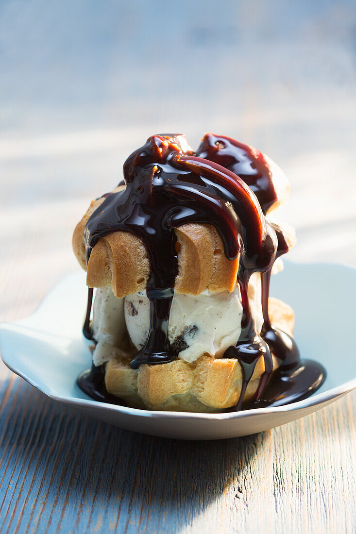 Profiteroles Chocolat mit Eisfüllung und Schokoladensauce