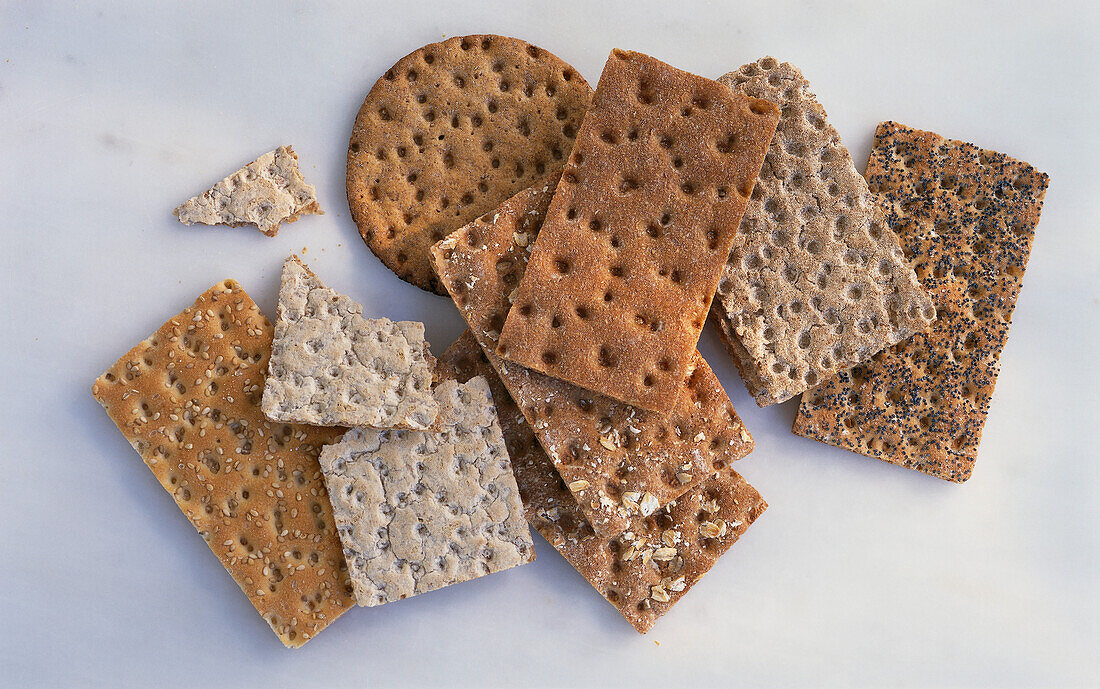 Verschiedene Sorten Knäckebrot auf hellem Untergrund