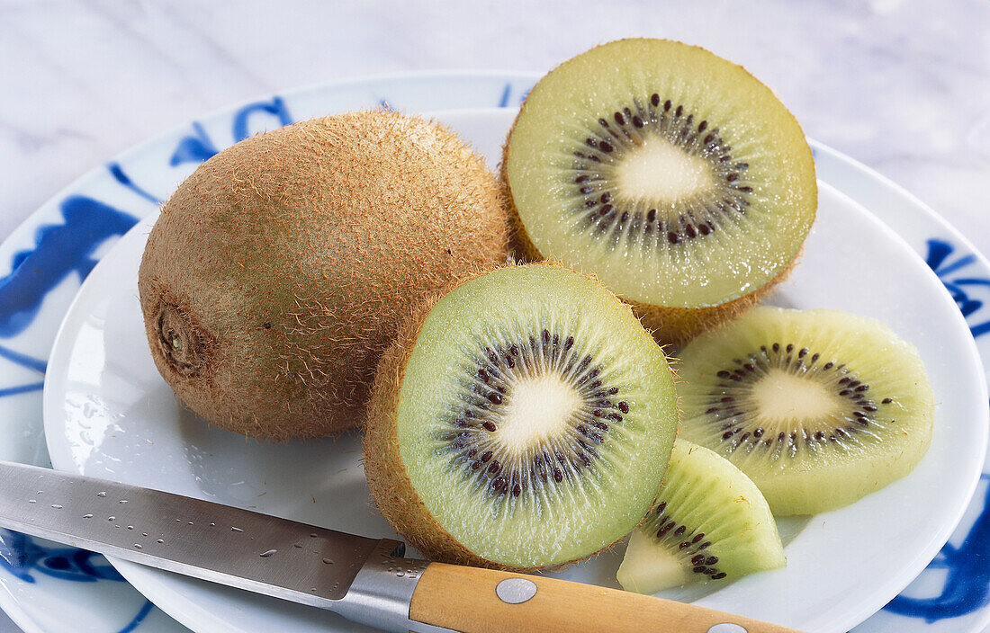 Kiwi halves and kiwi slices on plate