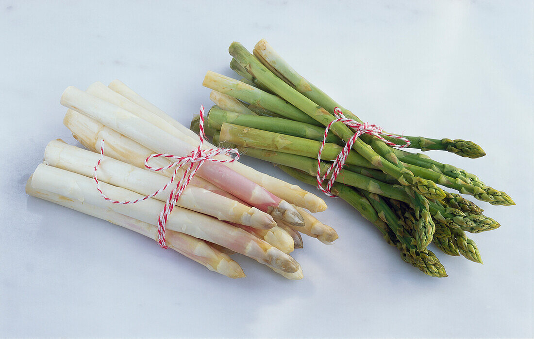 White and green asparagus, one bunch each