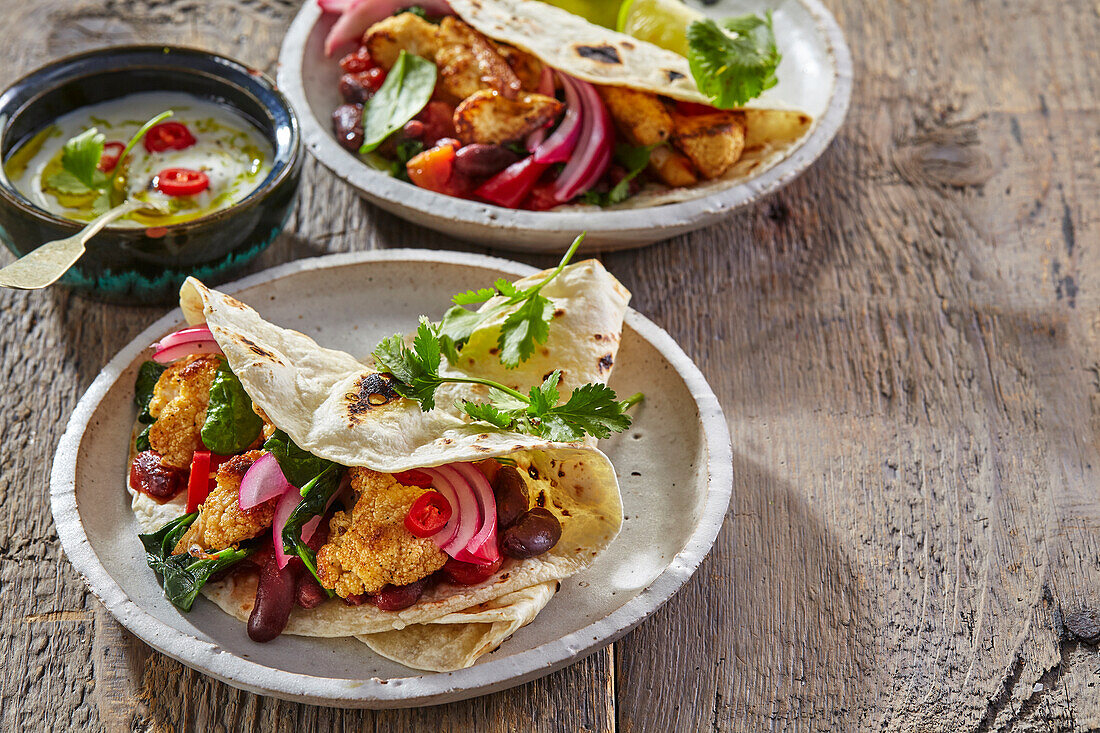 Tacos gefüllt mit Blumenkohl und roten Bohnen