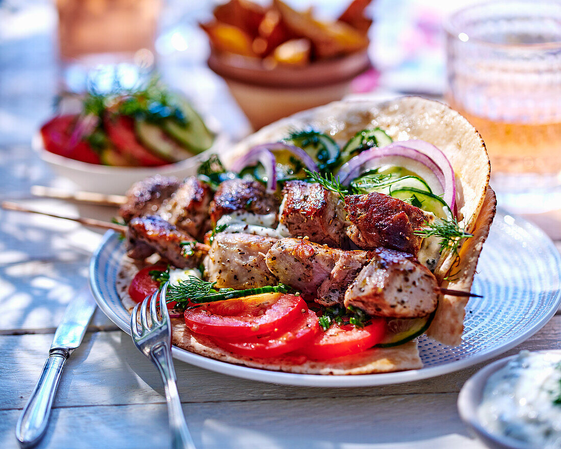 Souvlaki - griechischen Grill-Spieße mit Pita, Gurken und Tomaten