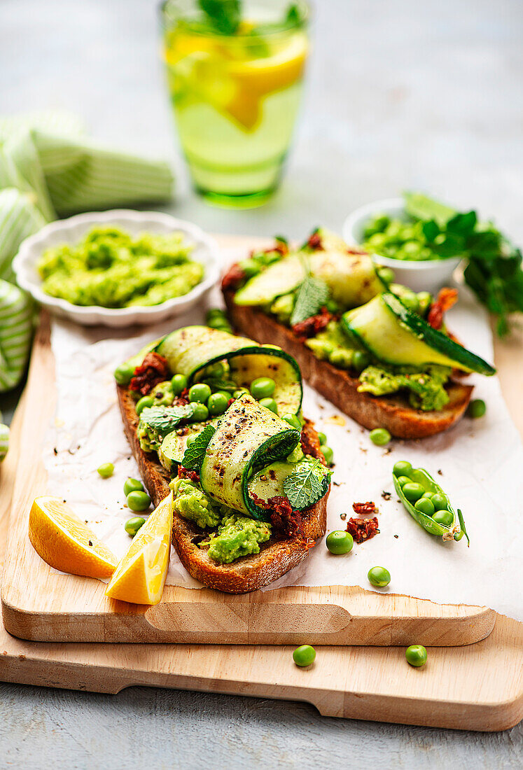 Bruschetta mit gegrillter Zucchini und Erbsen