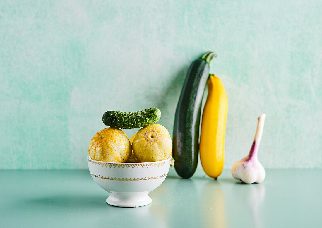 Stillleben mit Gurken, Zucchini und frischem Knoblauch
